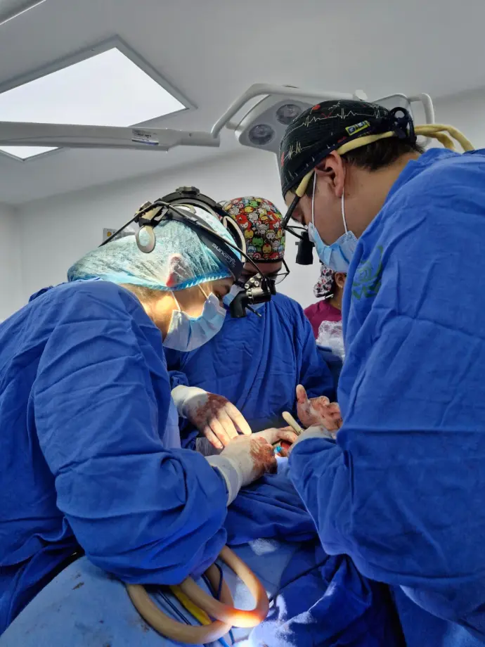 dra tania perez marmolejo operando junto con dos cirujanos