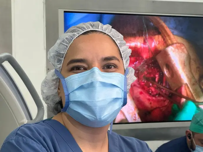 primer plano de la dra tania perez en el quirofano